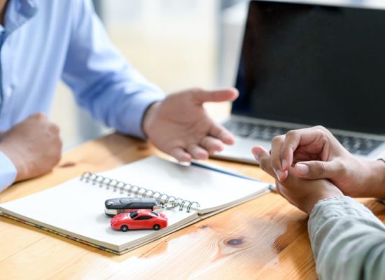 Ihmiset keskustelevat autolainasta Ihmiset keskustelevat autolainasta