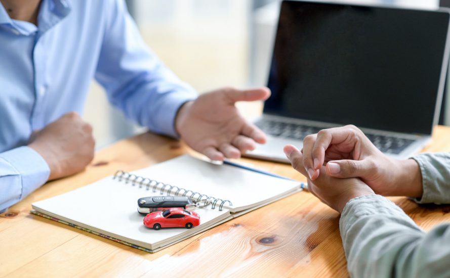 Ihmiset keskustelevat autolainasta Ihmiset keskustelevat autolainasta